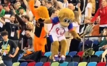 Thanh niên đóng mascot gặp tình huống oái oăm khiến khán giả phì cười