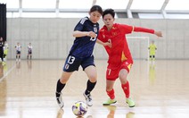 Tuyển futsal nữ Việt Nam ghi bàn vào lưới Nhật Bản