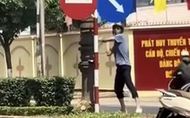 Giám định tâm thần người đàn ông dừng xe giữa đường rồi đập phá biển báo giao thông