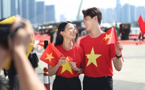 Hàng ngàn người đổ về trung tâm TP.HCM chụp ảnh, tham quan trước lễ 30-4