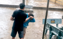 Phụ huynh xông vào trường đấm, túm tóc cô giáo, bắt đứng giữa mưa