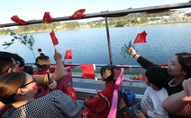 Ngắm Đà Lạt từ xe buýt âm nhạc mừng 50 năm thống nhất đất nước