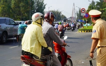 Người dân ùn ùn về quê, cầu Rạch Miễu lại kẹt xe