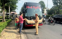 Gần đến lễ 30-4, cảnh sát giao thông TP.HCM tăng cường xử lý xe khách vi phạm
