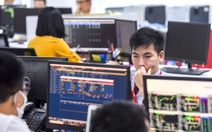 Chứng khoán đỏ lửa, nhiều người chớp thời cơ vợt hàng rớt giá