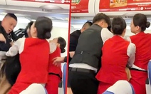 Ẩu đả trên máy bay vì phàn nàn mùi cơ thể