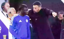 Lý do Monga mặc áo khác đồng đội ở Leicester đá Ngoại hạng Anh