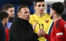 Craig Bellamy cấm tiệt tuyển thủ Xứ Wales đổi áo sau trận