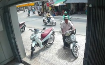Lao xe máy vào nhà dân để tránh tai nạn