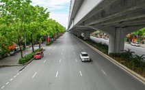 Trời hửng nắng sau mưa, đường phố Hà Nội thông thoáng ngày thứ 2 nghỉ lễ