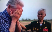Con trai McNamara và hai người cựu chiến binh Việt Nam khóc ở Ia Đrăng