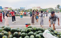 Người dân 'giải cứu' hàng tấn dưa hấu giúp bác tài sau tai nạn