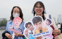 Hàng nghìn người trẻ đổ về sân Mỹ Đình 'đu' Anh trai say hi đêm cuối