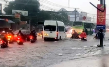 Đồng Nai mưa hơn 150mm trong cơn dông rạng sáng nay, ngập cục bộ nhiều nơi