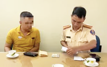 Mở cửa xe buýt đập vào người đi xe máy, mở thêm lần nữa đe dọa, cuối cùng... nhận phạt