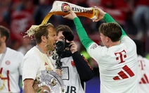 Harry Kane 'tắm bia' trong lần đầu tiên được nâng cúp