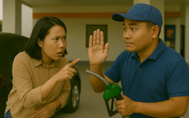 Tranh cãi: Ô tô đi đổ xăng, khách hay nhân viên trạm xăng phải mở nắp bình?