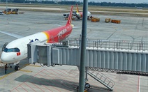 Hàng không rầm rộ bán hàng trên máy bay, Vietjet dừng bán bộ lễ cúng trong chuyến bay Côn Đảo