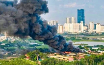 Cháy kho xưởng ở Hà Nội, cột khói bốc cao hàng trăm mét