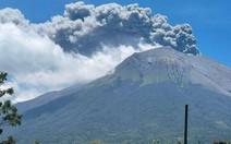 Núi lửa Philippines phun trào, cột tro khổng lồ bốc cao 4,5km
