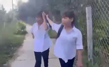 Đuổi học 1 tuần 2 nữ sinh đánh và làm nhục bạn học cùng trường