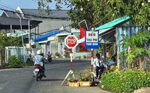 Tháo các biển báo không hợp lý ở chốt thu phí Núi Sam