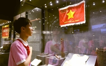 Đại biểu thiếu nhi xúc động trước cờ Tổ quốc và kỷ vật chiến tranh