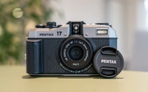 Pentax 17: Máy ảnh phim chia đôi khung hình của Ricoh