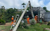 Gió lốc quật ngã hàng loạt trụ điện ở Gia Lai, hàng trăm hộ dân mất điện