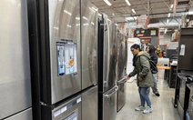 Nhiều người Mỹ vội vàng mua hàng đắt tiền trước giờ tăng thuế