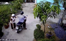 Con cái check camera thấy bố chạy xe máy bỏ quên mẹ ở nhà