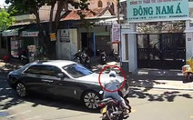 Va chạm với Rolls Royce, người đàn ông vội chạy đi ngay không cần biết đúng sai