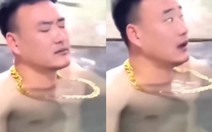 Sợi dây chuyền vàng 'phản chủ' giữa hồ bơi