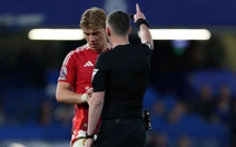 Trận Man Utd thua Chelsea bị gián đoạn vì lý do ngộ nghĩnh