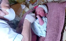 Bé trai còn nguyên dây rốn bị bỏ rơi bên vệ đường lúc rạng sáng