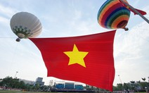 Cờ Tổ quốc 2.025m² tung bay trên quảng trường Hồ Chí Minh