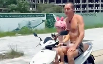 Du khách nước ngoài chạy xe máy buông tay, để em bé cầm lái trên đường ở Phú Quốc