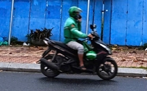 Nhan nhản cảnh vừa lái xe vừa nghe điện thoại: Bao giờ mới chấm dứt?