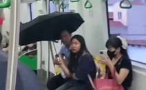 Ảnh vui 20-5: Khách đi tàu metro Cát Linh - Hà Đông phải che dù