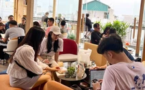 Từ xôn xao quán cà phê bịt hết ổ điện: Cách nào để xử lý khách 'cắm rễ' mà không bị chửi?