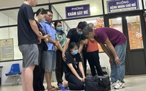 Người vợ quỳ gối khóc tiễn biệt tạng của chồng trước khi hiến tặng