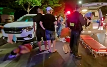 Xe taxi bỏ chạy sau va chạm với xe máy, bỏ mặc hai người bị thương giữa đường