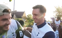 James Maddison suýt rơi khỏi xe buýt diễu hành của Tottenham