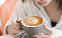 Bị tố bịt kín ổ điện để đuổi khách ngồi lâu, The Coffee House nói 'đang điều chỉnh'