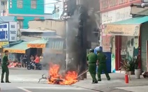 Xe máy điện cháy trơ khung ở Tân Phú, trụ đèn giao thông bị ảnh hưởng