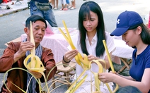 Tết Đoan ngọ, đến Thảo cầm viên chơi tò he, làm cào cào lá dừa