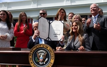 Bà Melania Trump bị hiểu lầm 'lấn quyền' chồng khi ký văn kiện tại Nhà Trắng