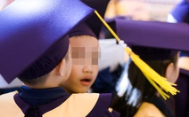 Trẻ mầm non mặc áo cử nhân tốt nghiệp: Vui, hình thức hay áp lực thành tích sớm?