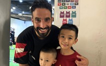 Cầu thủ, trợ lý, bác sĩ Việt khoe ảnh 'để đời' với Man United