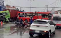 Xe khách giường nằm va chạm với xe container trên quốc lộ 13, 5 người bị thương